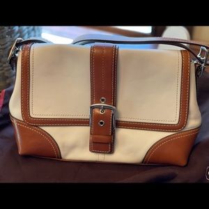 COACH WHITE LEATHER BAG.